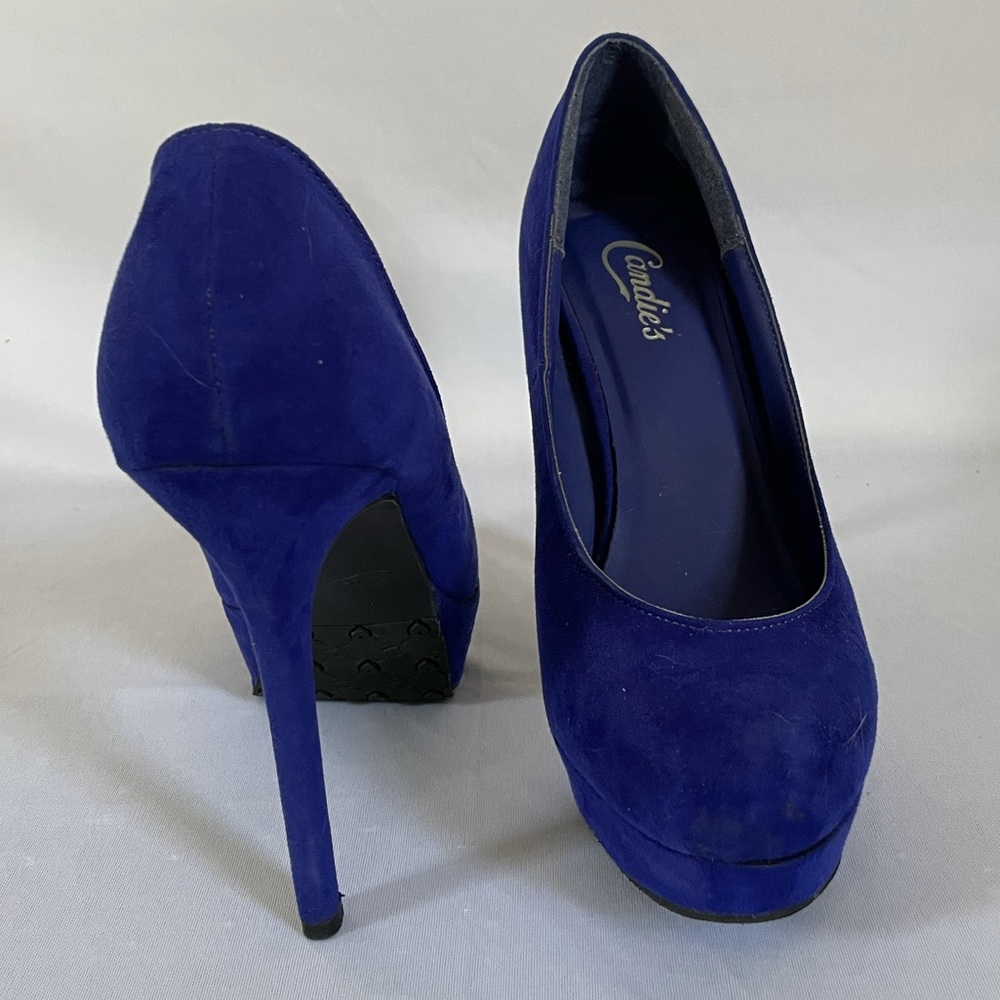 Candie’s Women’s Blue Suede Pumps. Size 9.5